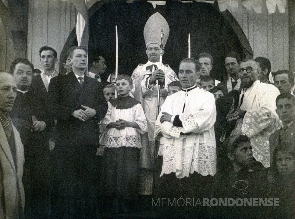 || Padre Armando Cirio (c), ao lado do coroinha, na companhia de um confrade, bispo de Jacarezinho e paroquianos da cidade de Apucarana, norte do Paraná. 
Armando Cirio foi nomeado primeiro bispo de Toledo (PR), em maio de 1960.
Imagem: Acervo portal 