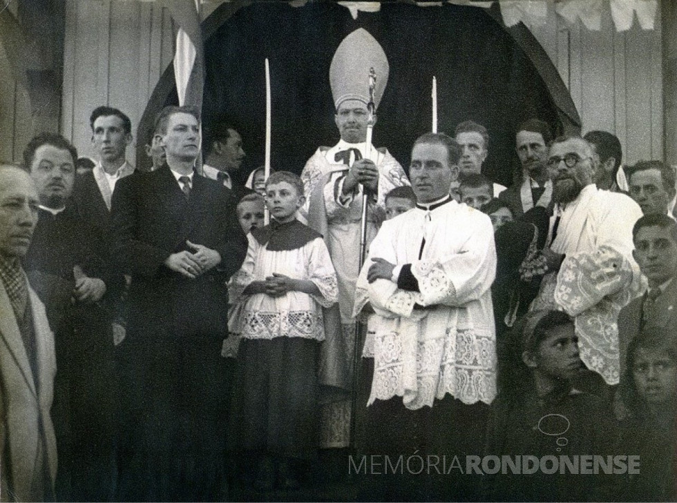 || Padre Armando Cirio (c), ao lado do coroinha, na companhia de um confrade, bispo de Jacarezinho e paroquianos da cidade de Apucarana, norte do Paraná. 
Armando Cirio foi nomeado primeiro bispo de Toledo (PR), em maio de 1960.
Imagem: Acervo portal