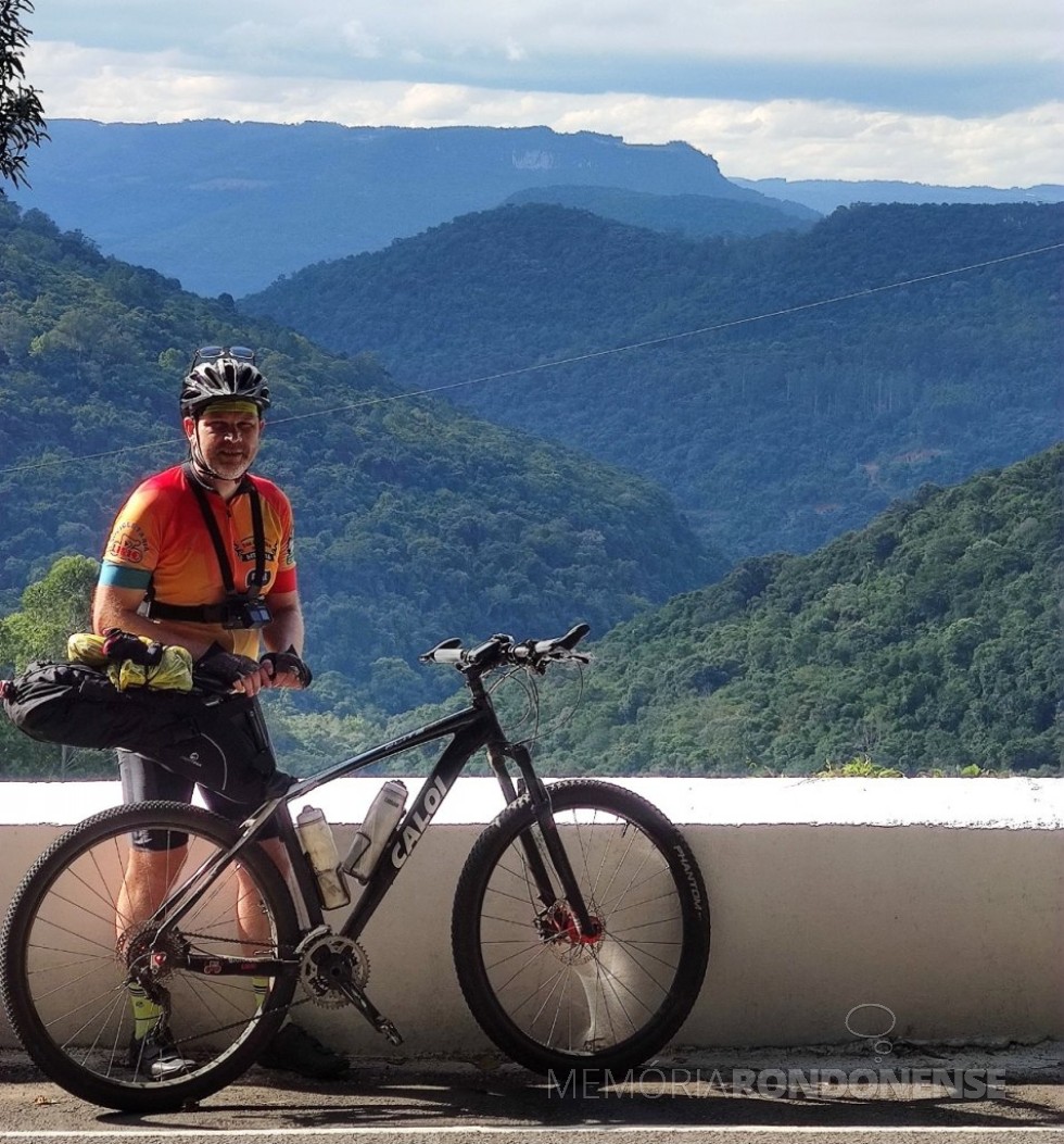|| Sérgio Mokfa na BR-116 - na serra, nas proximidades da  cidade de Nova Petrópolis-RS, em abril de 2022. 
Imagem; Acervo dos ciclistas - FOTO 23 - 