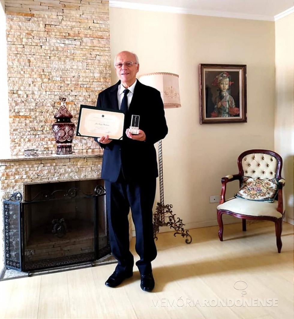 || Pediatra José Renato Marchesani com a comenda de 50 Anos de Médico-Ético Profissional, homenagem recebida em agosto de 2021.
Imagem: Acervo Liliana Cardim - FOTO  1  - 