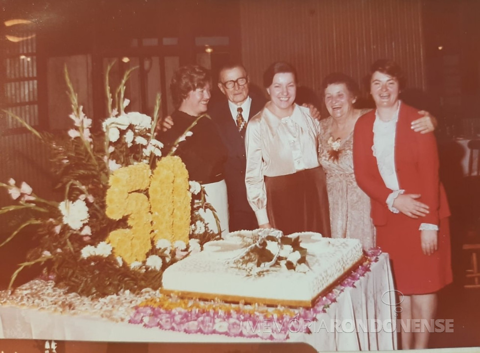 || Casal rondonense Hedwig e Bertoldo Guthoff na comemoração de suas Bodas de Ouro, em companhia das filhas Elinore (e), Doris e Gertraude, em julho de 1982.
Imagem: Acervo Marylis Cristina Zeni Kretzmann - FOTO 12 -