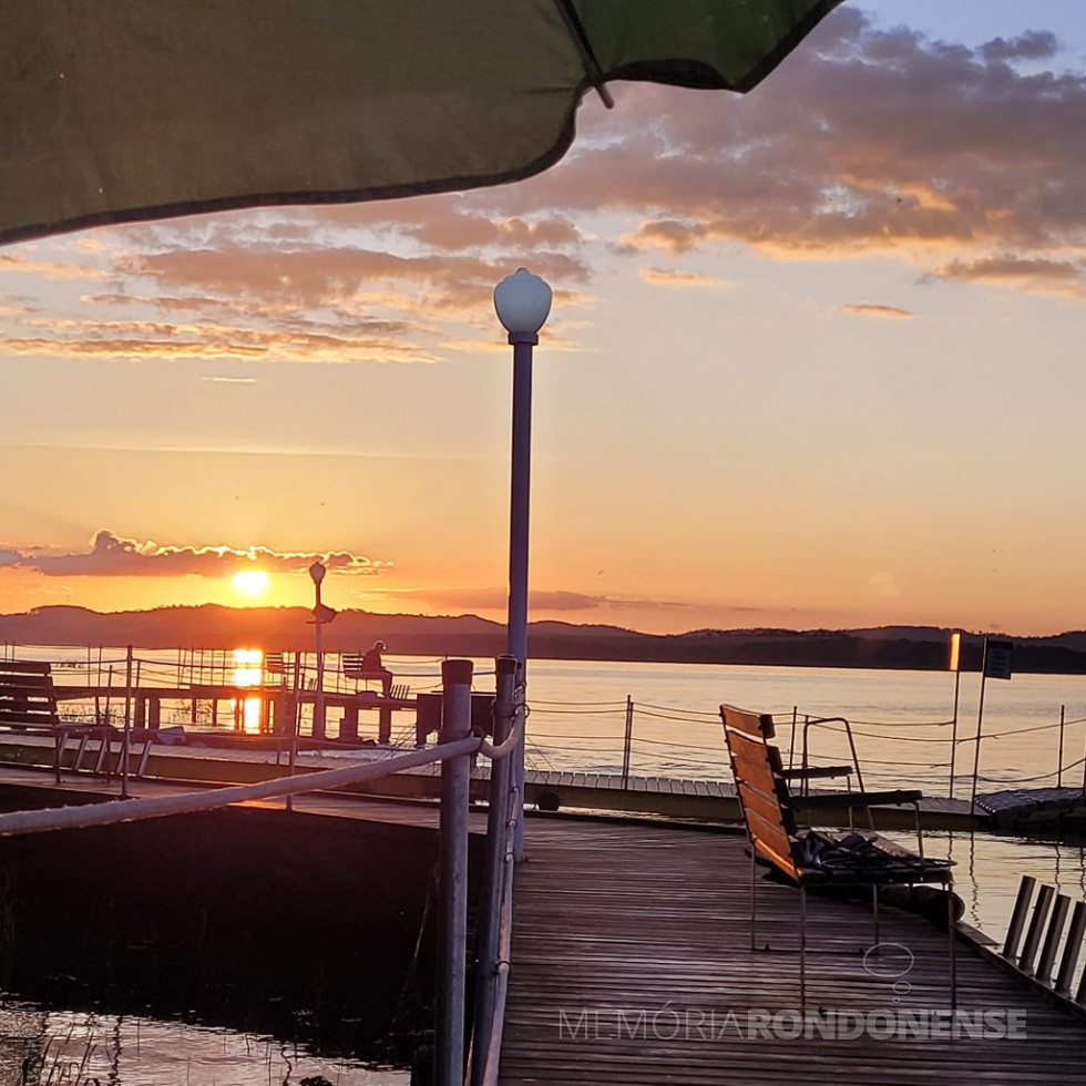 || Pôr do sol em Marechal Cândido Rondon, no distrito rondonense de Porto Mendes, em foto tirada desde o Clube Náutico de Toledo, em 07 de maio de 2022.
Imagem: Acervo e crédito da pioneira rondonense Ilda Bet - FOTO 17 -