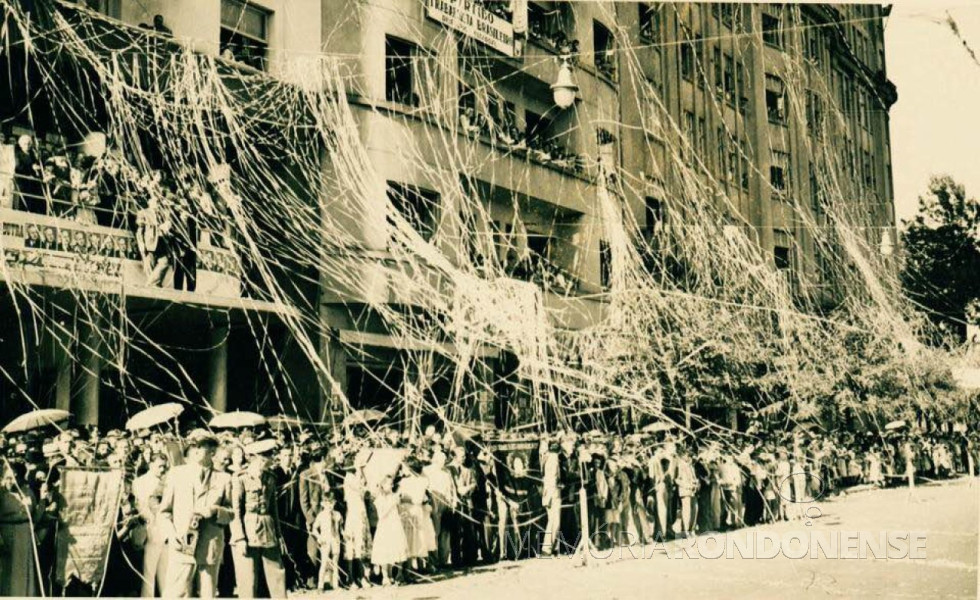 || Curitibanos recebem o Presidente Eurico Gaspar Dutra, enfeitando a Rua XV de Novembro com show de serpentinas, em sua visita à Capital, em 1948.
Imagem: Arquivo Gazeta do Povo/Paulo Grani/ Memória Paranaense - A história do Paraná em Fotos Antigas/Facebook - FOTO 9 -