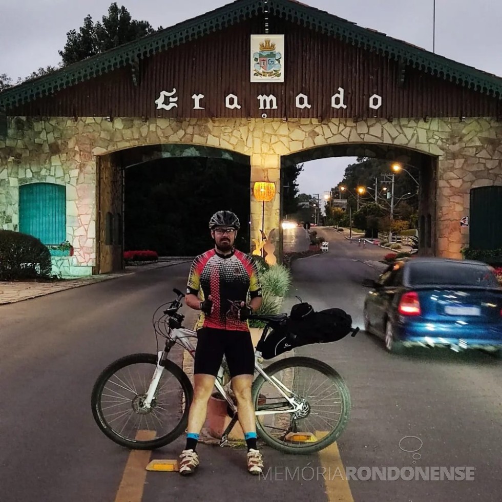 || Adriano Kortz, no portal de entrada da cidade de Gramado-RS, em abril de 2022. - FOTO 17 - 
Imagem: Acervo dos dois ciclistas - FOTO 24 -