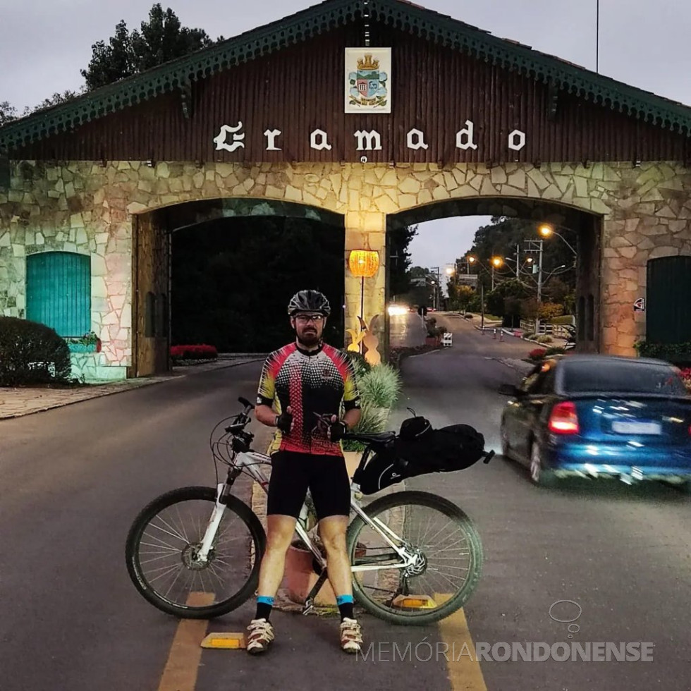 || Adriano Kortz, no portal de entrada da cidade de Gramado-RS, em abril de 2022. - FOTO 17 -
Imagem: Acervo dos dois ciclistas - FOTO 23 -