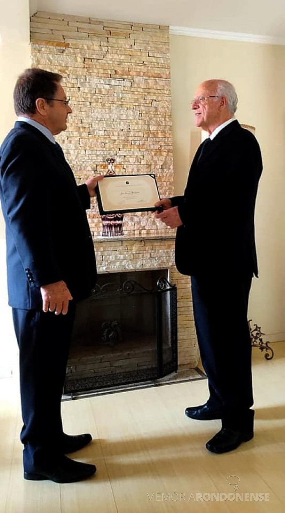 || Dr. José Renato Marchesani recebendo de seu colega e amigo dr. Enio Murialdo Michelon (morador em Marechal Cândido Rondon), o laurel do CRM-PR pelo 50 Anos de Ético-Profissional, em agosto de 2021.
Imagem: Acervo Liliana  Cardim - FOTO 2 -