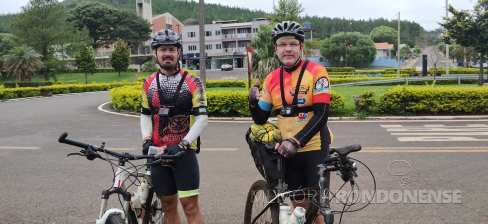 || Adriano Kotz (e) e Sérgio Mokfa, ciclistas rondonenses,  em sua cicloviagem  à Capital Gaúcha, de passagem por   Itapema, em abril de 2022.
Imagem: Acervo Sérgio Mokfa - FOTO 22 -
