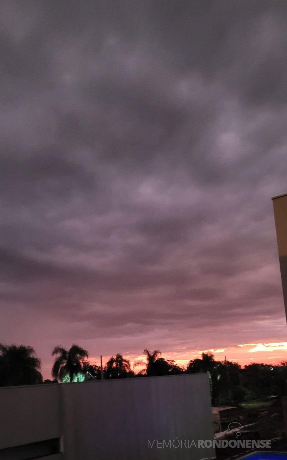 || Pôr-do-sol no município de Marechal Cândido Rondon, em foto tirada desde o Clube Náutico de Porto Mendes pela pioneira rondonense Ilda Bet. - FOTO 9 - 