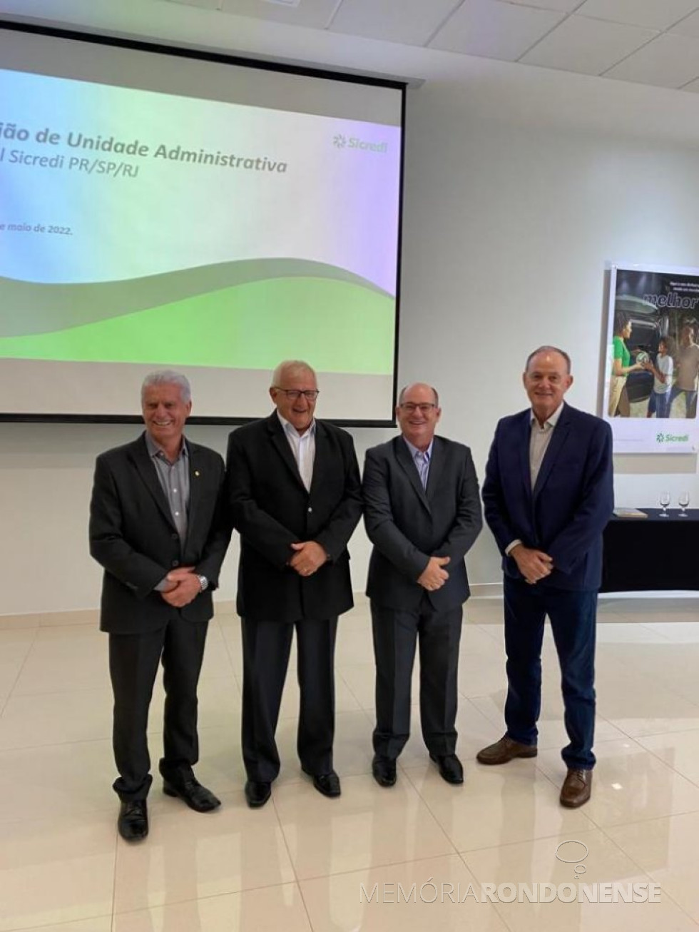 || Cirio Kunzler (1º -esq.), presidente da Sicredi Progresso PR/SP, que ocupava o cargo de coordenador regional, Adolfo Rudolfo Freitag, presidente da Sicredi Aliança PR/SP, que assumiu como secretário nessa gestão, Aldo Dagostim, presidente da Sicredi Vanguarda PR/SP/RJ, agora o novo coordenador da unidade Adminitrativa Regional, e Manfred Dasembrock, presidente do Conselho de Administração da Sicredi Central PR/SP/RJ.
Imagem: Acervo PretonoBranco - FOTO 27 -