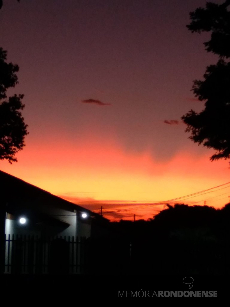 || Entardecer na cidade de Marechal Cândido Rondon, em 01 de maio de 2022, em foto clicada pelo pioneira rondonense Milita Luckmann, de um ponto da Rua Goiás, no centro da cidade. - FOTO 20 -