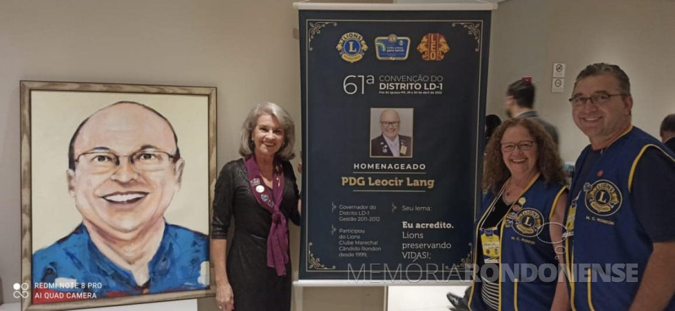 || Destaque da homenagem prestada ao professor rondonense Leocir Lang na 61ª Convenção do Distrito LD 1, na cidade de Foz do Iguaçu, em final de abril de 2022.
Da esquerda à direita: Lurdes Lang, esposa de Leocir Lang e o casal rondonense Adelaide Inês Eidelwein e Elói Pickler.
Imagem: Acervo pessoal - FOTO 33 -