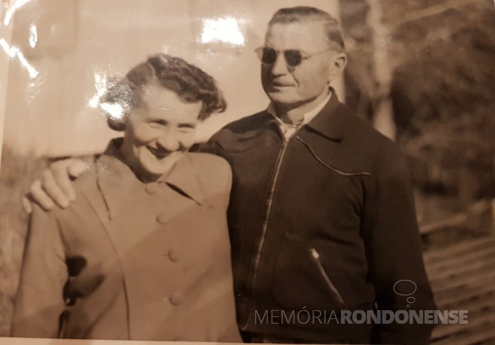|| Pioneiro rondonense Bertoldo Guthoff com a esposa Hedwig, ele falecido em dezembro de 1989.
Imagem: Acervo Marylis Cristina Zeni Kretzmann - FOTO 3 - 
