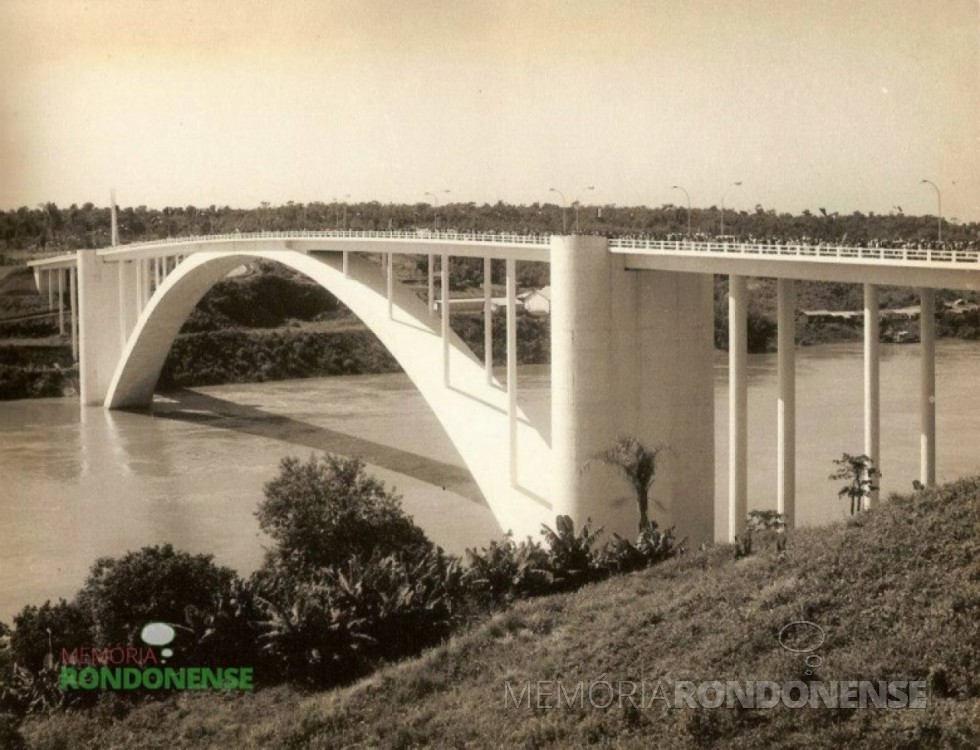 || Ponte da Amizade construída entre o Brasil e o Paraguai com celebração de parceria em maio de 1956.
Imagem: Acervo Projeto Memória Rondonense - FOTO 3 - 