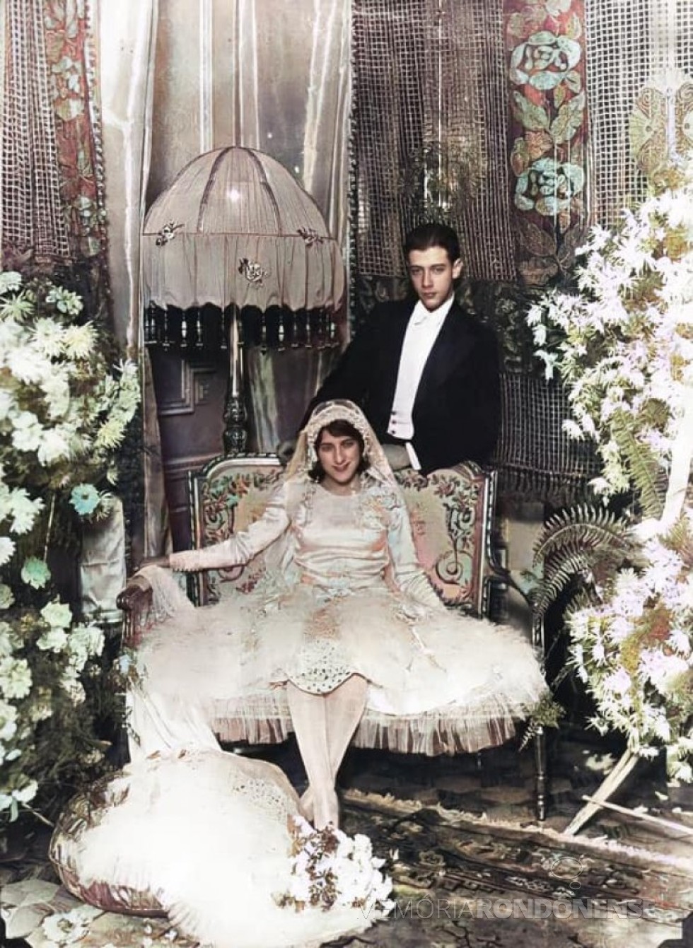 || Noivos Flora Camargo e Bento Munhoz da Rocha Neto, em foto especial de casamento, em setembro de 1929.
Imagem: Acervo Carlos Sviatoski (Curitiba) - FOTO  1 -  