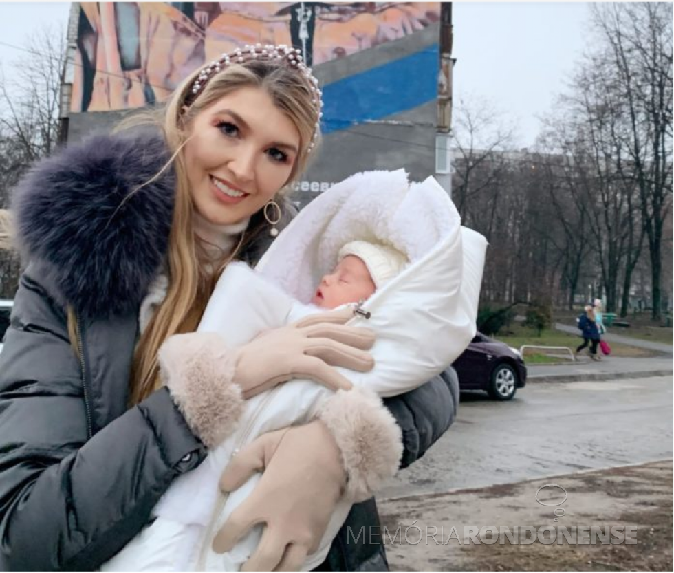 || Quatropontense Deise Klein Leobet com a sua filha Lua Victória nascida na Ucrânia, em dezembro de 2019.
Imagem: Acervo Tropical Notícias - FOTO 20 -