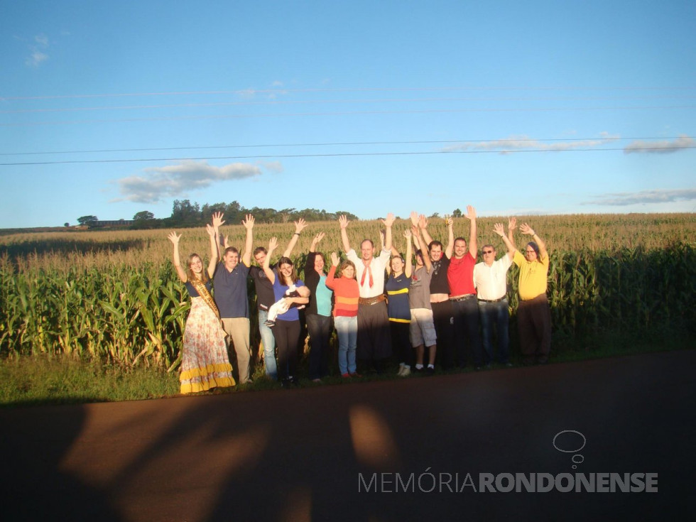 || Grupo de tradicionalistas comemorando a aquisição de área para a nova sede social do CTG Tertéulia do Paraná, em maio de 2013.
Da esquerda para a direita: Julia Katchor, Bruno Rafael Canabarro, Edson Gilmar Voigt (Farol), Dulce Eifert (Duda), Enzo Voigt (no colo), Reni Araci Schreiber, Dalice Terezinha Weiler, Christian Guenther, Claudia Weiler Guenther, Wilian Martini (Kuyka), Sérgio, Charles Scheidt, Arno Braulio Figur e Nelson Oliveira.
Imagem: Acervo Christian Guenther - FOTO 10 -