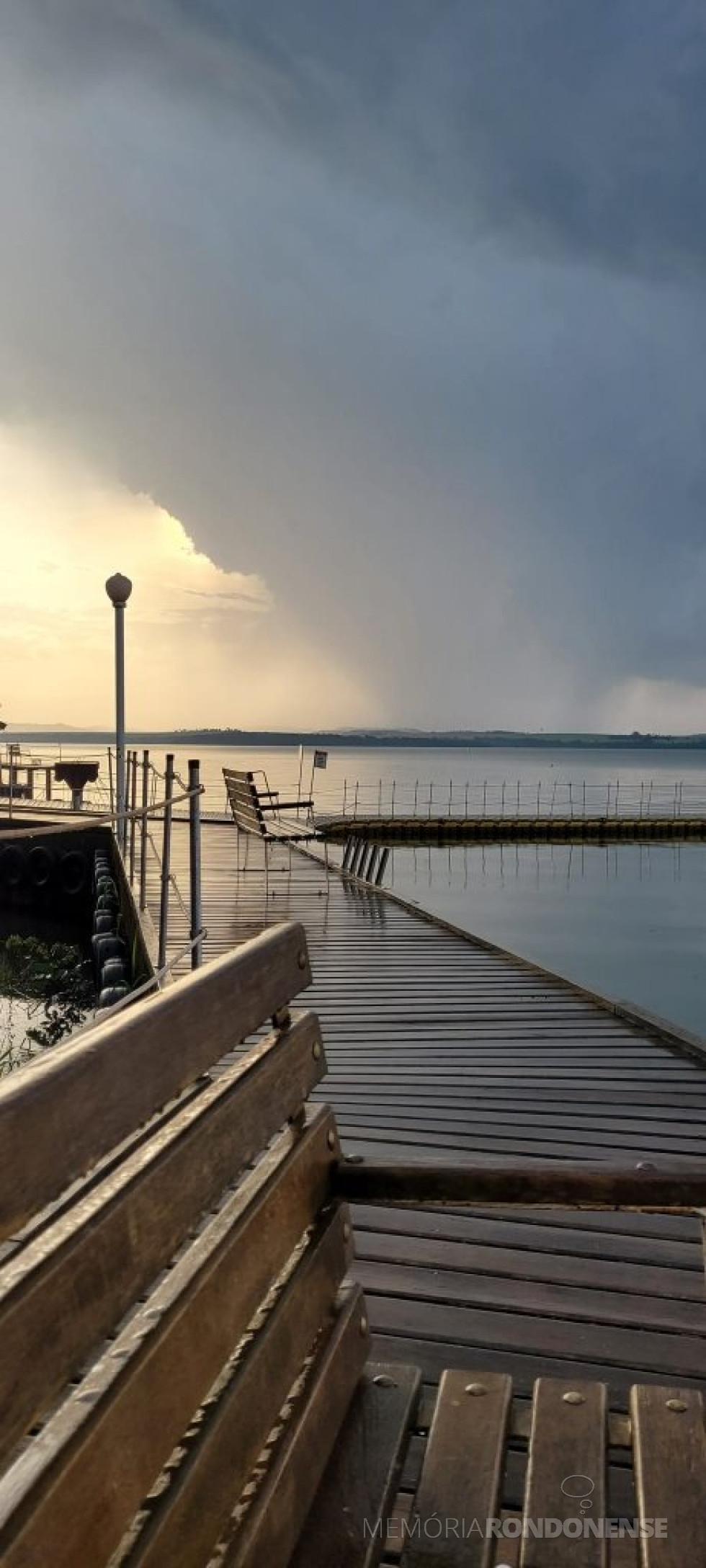 || Entardecer no interior do município de Marechal Cândido Rondon, em 06 de junho de 2022.
Instantâneo desde o Clube Náutico no distrito rondonense de Porto Mendes, em imagem clicada pela pioneira rondonense Ilda Bet.  - FOTO 16 -