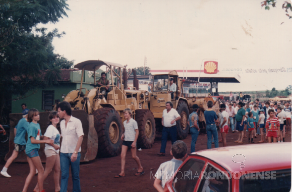|| Solenidade de começo das obras de pavimentação da rodovia da sede municipal de Marechal Cândido Rondon aos seus distritos de Margarida e São Roque, em junho de 1988.
A festa aconteceu em Margarida na confluências da avenida principal com a estrada que vai a Linha São Cristóvão.
Imagem: Acervo Família Bier (Mal. C. Rondon) - FOTO 9 -