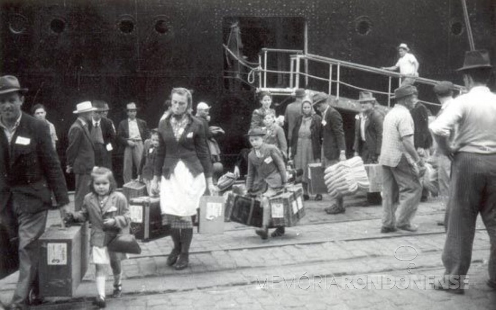 || Chegada dos primeiros imigrantes Suábios do Danúbio no Porto Santos.
Imagem: Acervo Universidade Federal de Goiás (UFG) - FOTO 3 - 