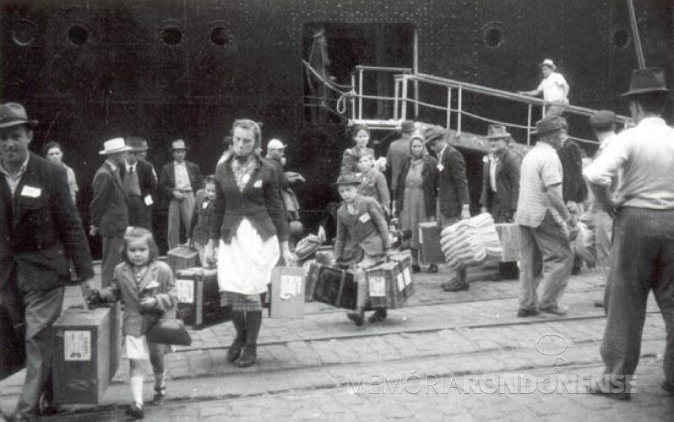 || Chegada dos primeiros imigrantes Suábios do Danúbio no Porto Santos, em junho de 1951.
Imagem: Acervo Universidade Federal de Goiás (UFG) - FOTO 3 -
