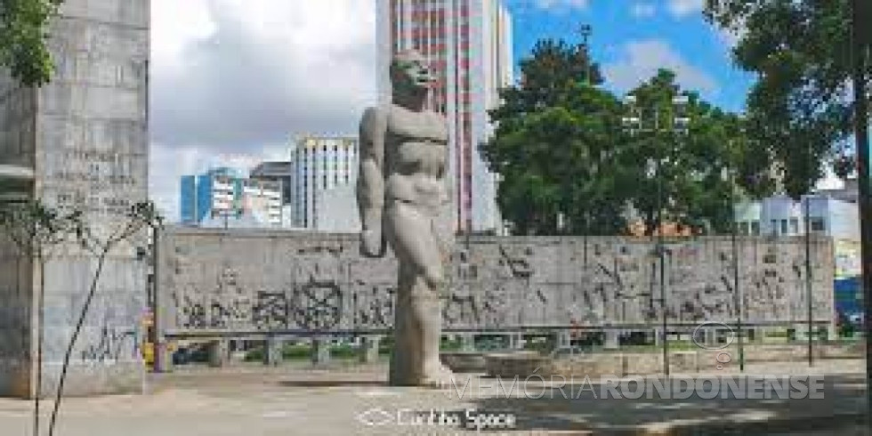 || Estátua do Homem Paranaense, de Humberto Cozzo e Erbo Stenzel, inaugurada por ocasião do 1º Centenário de Emancipação do Estado do Paraná, na Praça 19 de Dezembro, em dezembro de 1953.
Imagem: Acervo CuritibaSpace - FOTO 19 -