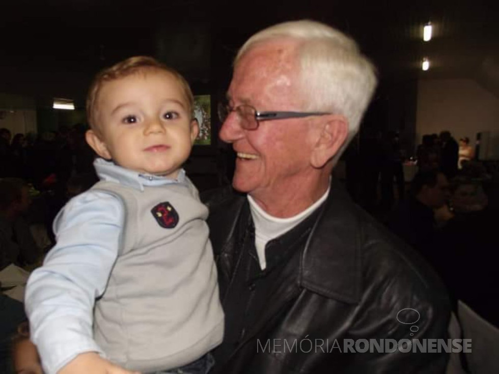 || Pioneiro Fávio Afonso Fischer falecido em junho de 2022, na companhia do neto Guilherme, filho de sua filha Carla Fernanda e do genro Elinton Novak.
Imagem: Acervo pessoal - FOTO 19 -