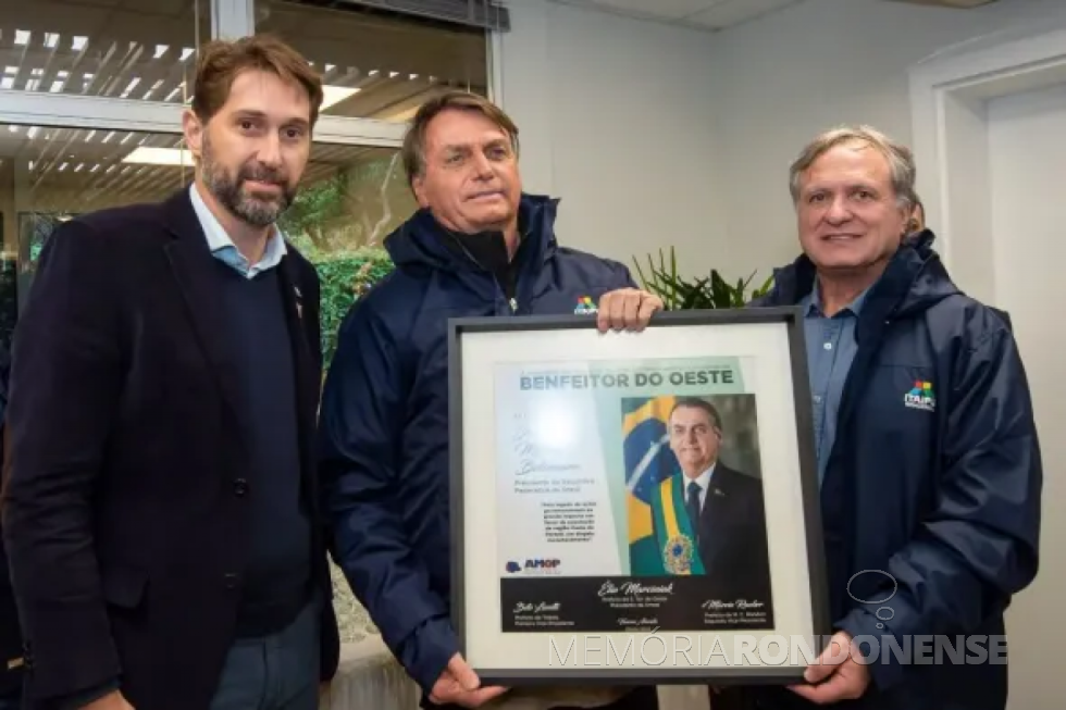 || Marcio Andrei Rauber (e), prefeito municipal de Marechal Cândido Rondon, e o Almirante Anatalicio Risden Junior, na entrega da  honraria ao Presidente da República, Jair Messias Bolsonaro, em junho de 2022.
Imagem: Acervo O Presente - FOTO 35 -