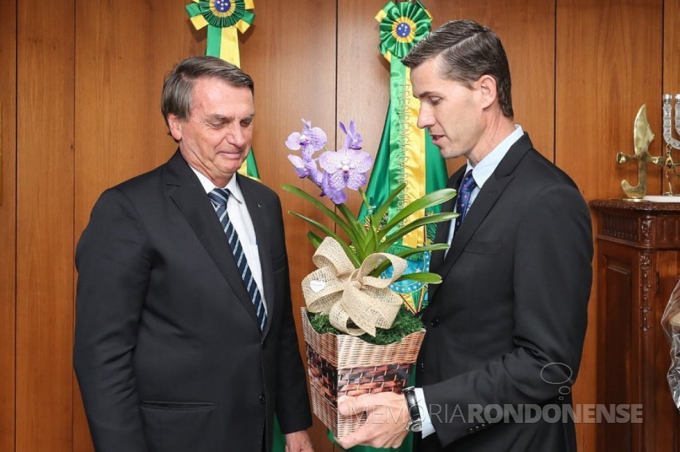 || Anderson Bento Maria (e), ex-prefeito de Maripá (PR), entregando ao presidente da República Jair Messias Bolsonaro, uma orquídea, de um orquidário do município, que é conhecido como a