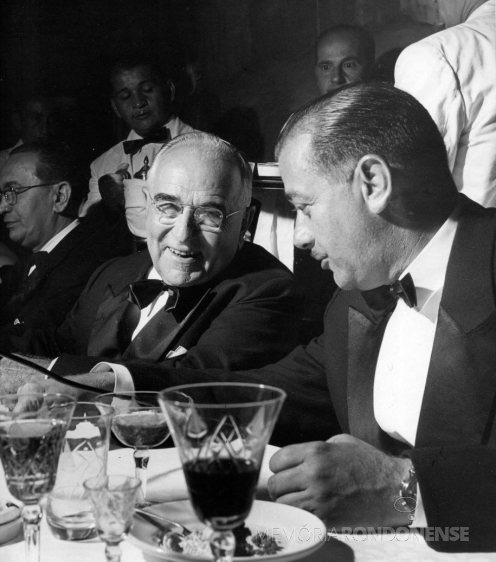 || Presidente Getúlio Dorneles Vargas (à sua direita o vice-presidente, João Café Filho), em conversa com o governador do Paraná, Bento Munhoz da Rocha Neto (d), durante recepção no Clube Curitibano, por ocasião das comemorações do 1º centenário de emancipação e instalação do Estado.
Imagem: Acervo Jair Elias - FOTO 15