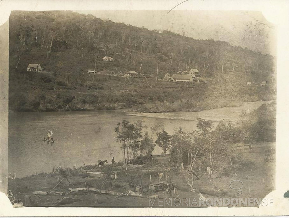 || Antiga Vila do Rio do Peixe, agora cidade Piratuba, transformada em município em dezembro de 1948.
Imagem: Acervo Projeto Memória Rondonense - FOTO 2 -