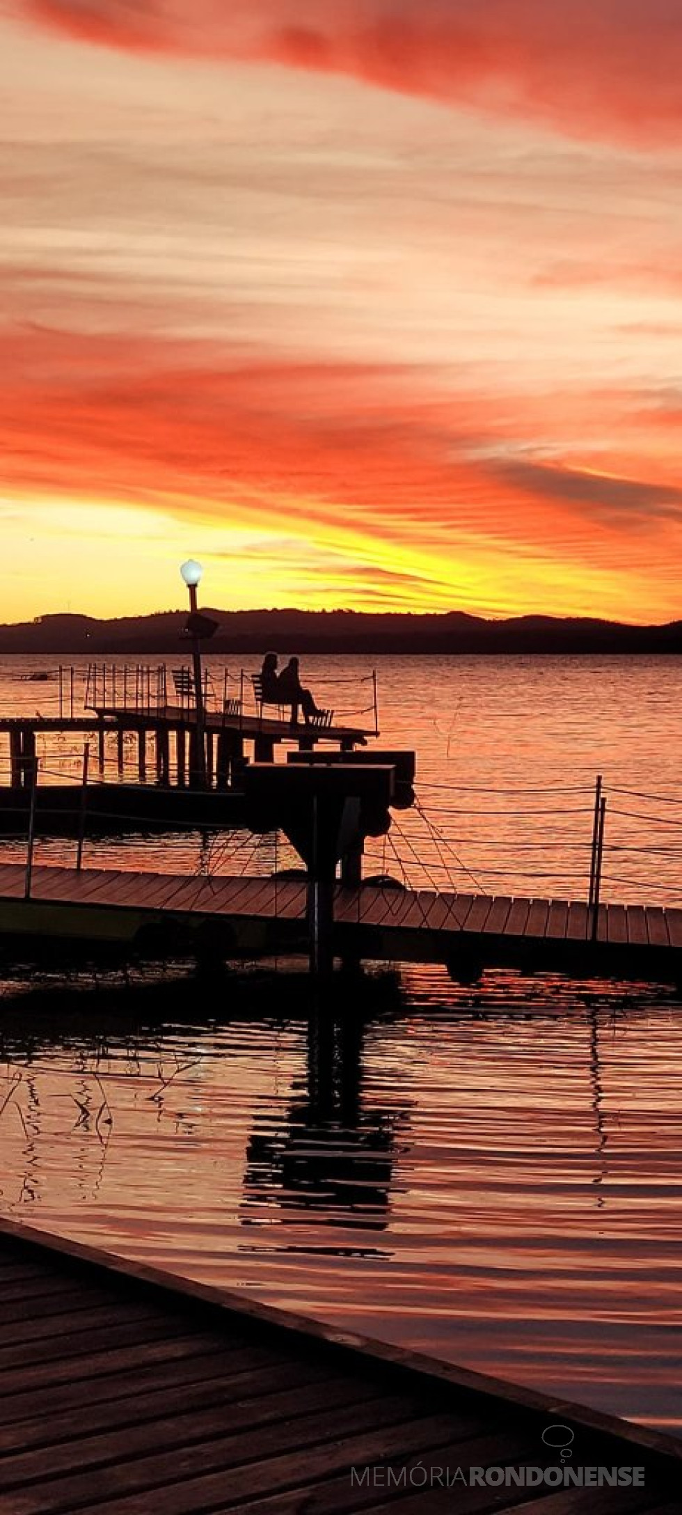 || Fim de tarde no interior do município de Marechal Cândido Rondon, em 11 de junho de 2022.
Imagem captada, por equipamento fotográfico, pela pioneira rondonense Ilda Bet, junto ao Lago de Itaipu - FOTO 23 -