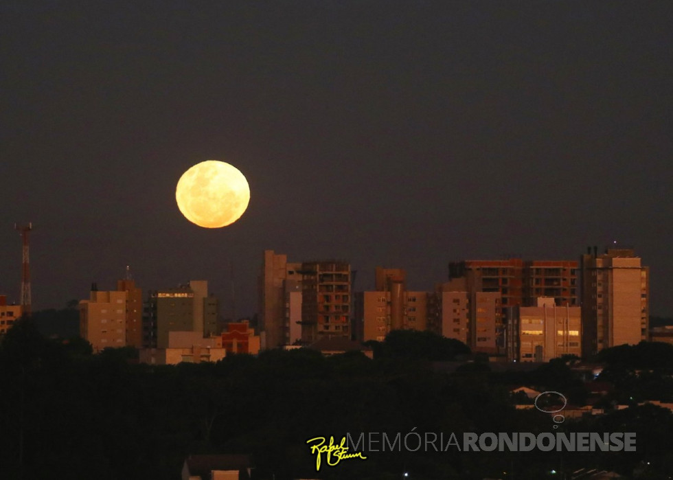 || Satélite natural da Terra aparecendo no horizonte da cidade de Marechal Cândido Rondon, em destaque maior e mais brilhante no céu, em 14 de junho de 2022. O motivo foi o fenômeno conhecido como Superlua. E por ser a primeira Lua cheia de junho, ela é conhecida como Superlua de Morango, cujo nome tem origem nos antigos povos norte-americanos, por causa da colheita da pequena fruta.
Imagem e crédito do fotógrafo rondonense Rafael Miguel Sturm - FOTO 23 -
