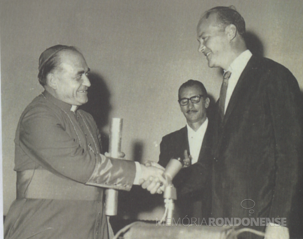 || D. Armando Cirio recebendo o título de Cidadão Honorário de Toledo das mãos do presidente da Câmara Municipal.
Imagem: Acervo dos autores do último livro citado no tópico. - FOTO 3 -