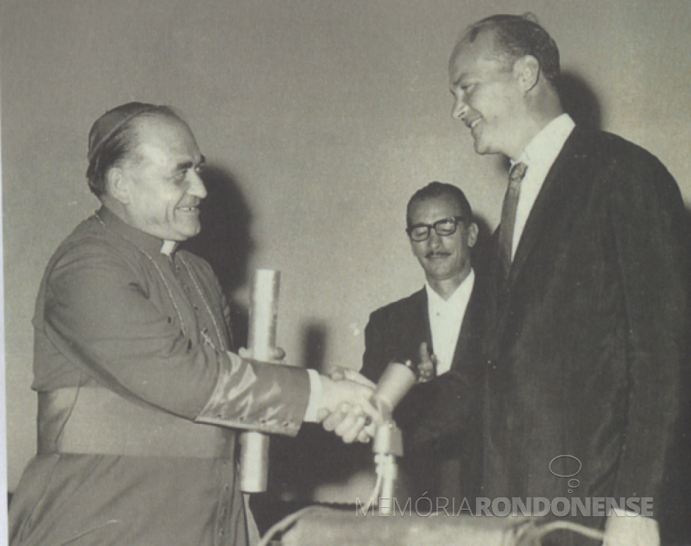 || D. Armando Cirio recebendoo título de Cidadão Honorário de Toledo das mãos do presidente da Câmara Municipal.
Imagem: Acervo dos autores do último livro citado no tópico. - FOTO 3 - 