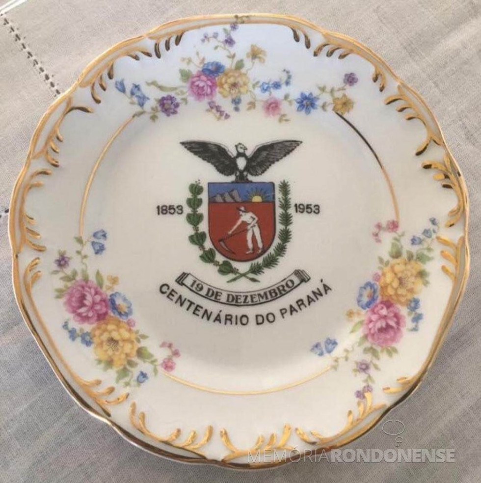 || Prato de porcelana comemorativo ao Centenário de Emancipação do Estado do Paraná, em dezembro de 1953.
Imagem: Acervo Projeto Memória Rondonense - FOTO 17 -