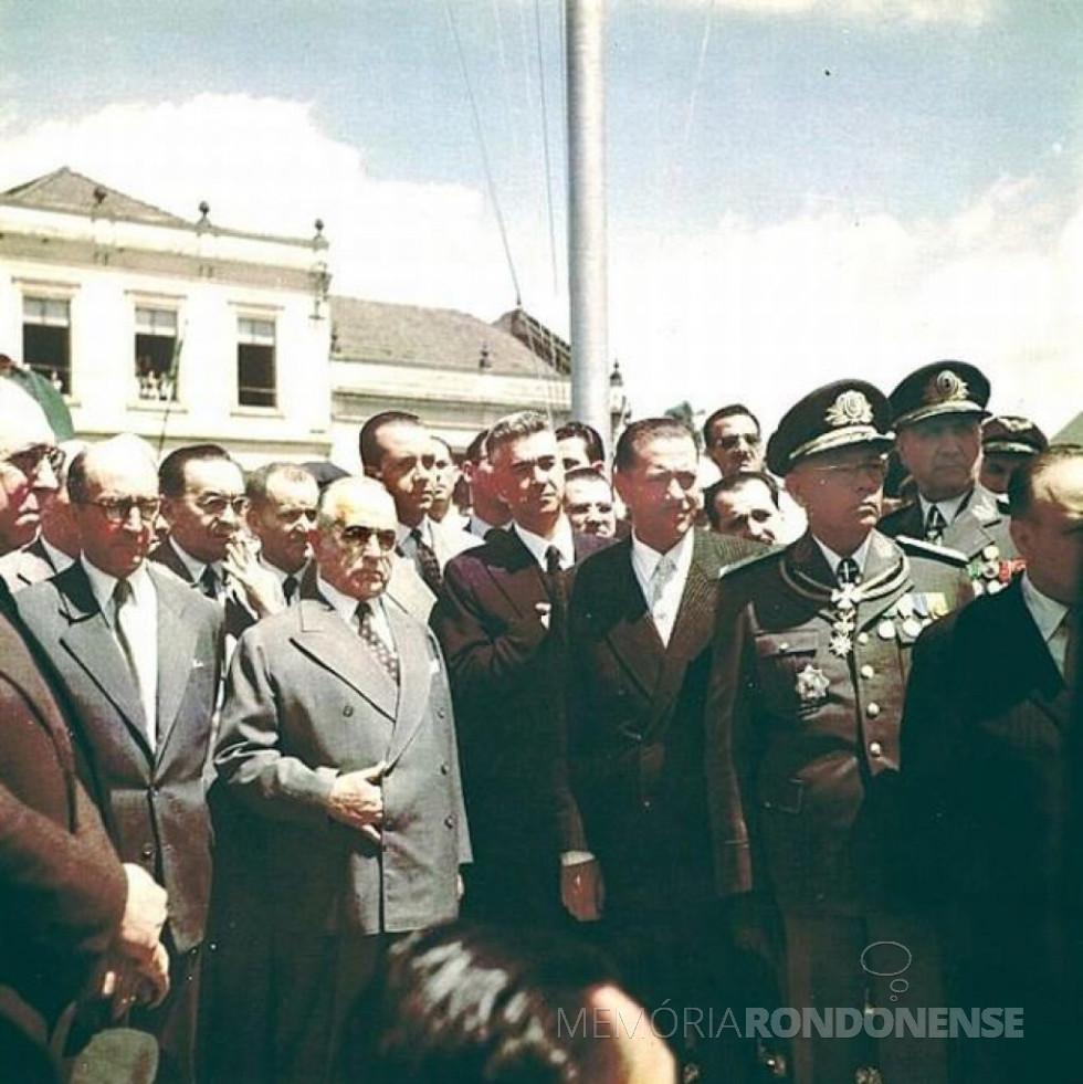 || Presidente da República, Getúlio Dorneles Vargas, participando da inauguração da Praça 19 de Dezembro, junto com o vice-presidente João Café Filho (está atrás do presidente, de óculos), e governador do Paraná, Bento Munhoz da Rocha Neto (ao lado direito do militar), em dezembro de 1953.
Imagem: Acervo Helio Presa/Antigamente em Curitiba - FOTO 13 -