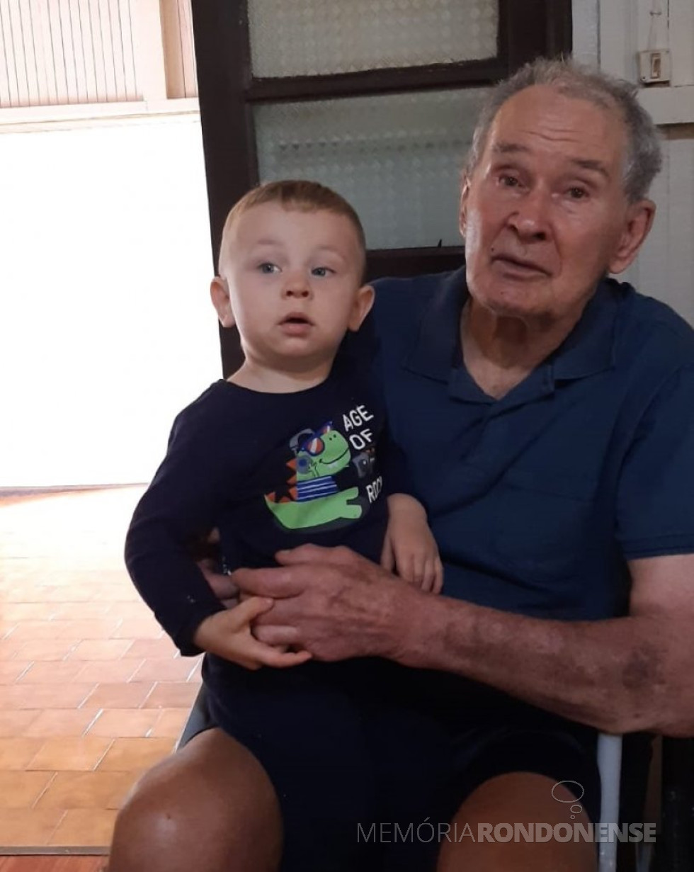 || Rondonense Otto Inácio Dildey, falecido em maio de 2022, na companhia de um bisneto.
Imgem: Acervo da Família - FOTO 22 -