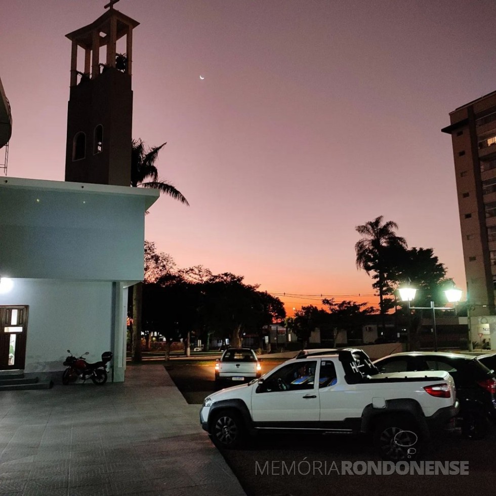 || Por do sol na cidade de Marechal Cândido Rondon em contraste parcial com a matriz católica Sagrado Coração de Jesus, em 02 de julho de 2022.
Imagem: Acervo e crédito do rondonense João Livi - FOTO 29 - 