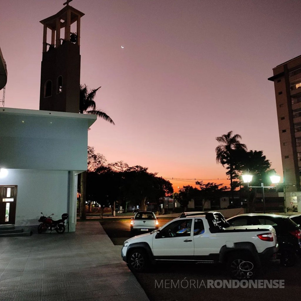 || Pôr do sol na cidade de Marechal Cândido Rondon em contraste parcial com a matriz católica Sagrado Coração de Jesus, em 02 de julho de 2022.
Imagem: Acervo e crédito do rondonense João Livi - FOTO 41 -