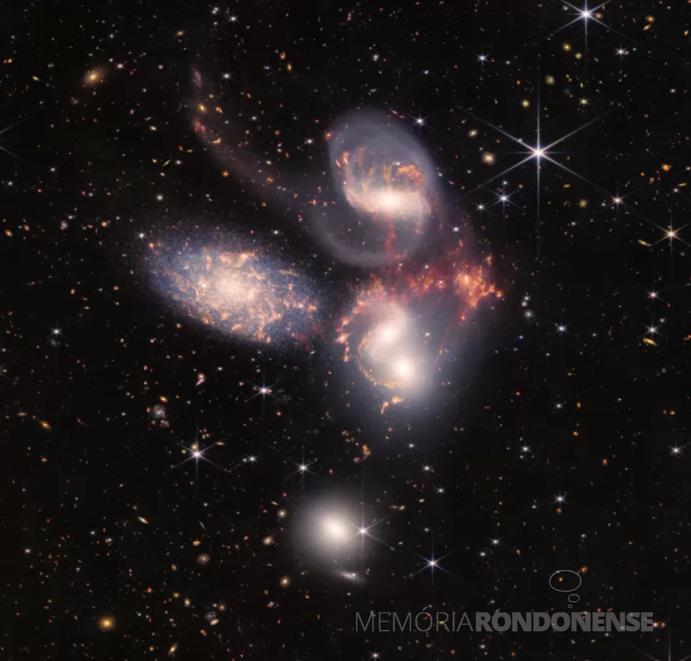 || Um enorme mosaico do Quinteto de Stephan é a maior imagem até o momento do Telescópio Espacial James Webb, cobrindo cerca de 1/5 do diâmetro da Lua.
A imagem contém mais de 150 milhões de pixels e é construído com cerca de mil arquivos de imagem separados, em julho de 2022
Imagem: Acervo da Nasa - FOTO 16 -