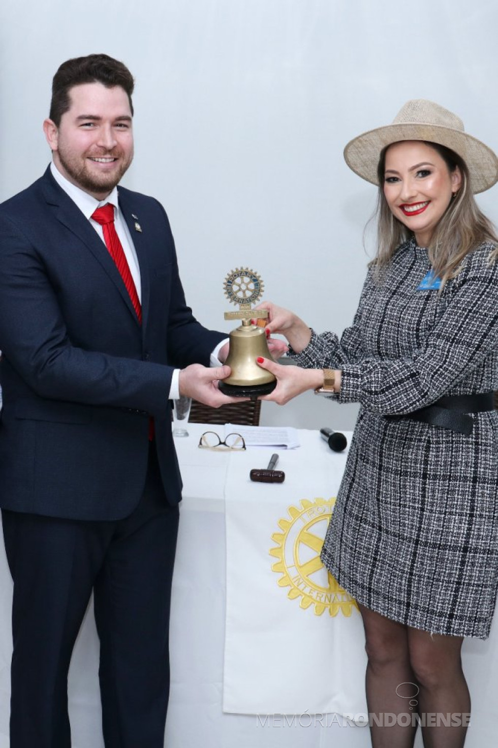 || Rondonense Maxion Salomão de Souza investido no cargo de presidente do Rotary Club 25 de Julho, de Marechal Cândido Rondon, de sua antecessora Aline Marira Schaedler Marki, em final de junho de 2022.
Imagem: Acervo O Presente Digital - Crédito : Rafael Miguel Sturm - FOTO 24 -