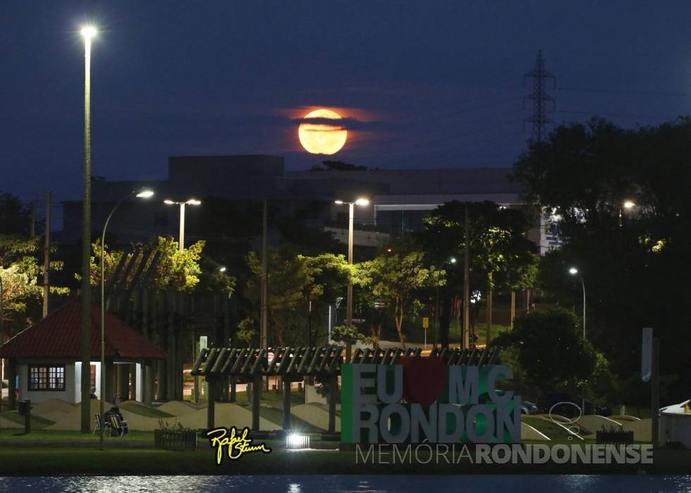 || Superlua em seu despontar no começo da noite de 13 de julho de 2022, na cidade de Marechal Cândido Rondon.
Foto tirada desde o Parque de Lazer Rodolfo Rieger pelo fotógrafo profissional rondonense Rafael Miguel Sturm - FOTO 13 -
