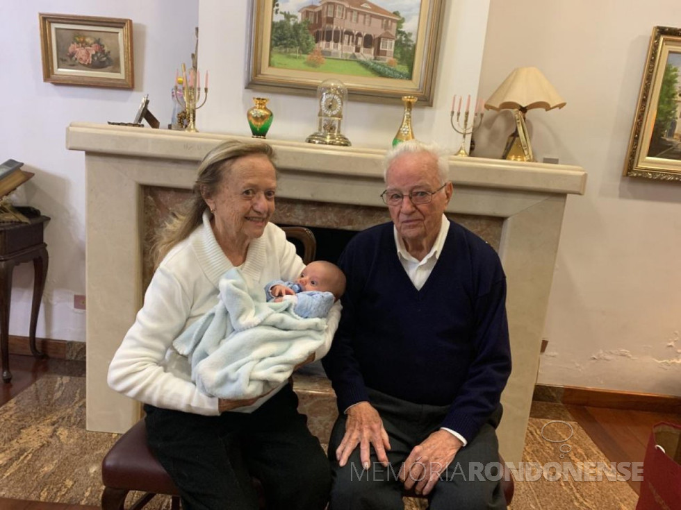 || Tharcy Armindo Stürmer, ele falecido em julho de 2022, na companhia da esposa Maria Elisa e do bisneto Vicente.
Imagem: Acervo Marilene Thaísa Stürmer (Curitiba) - FOTO 13 -