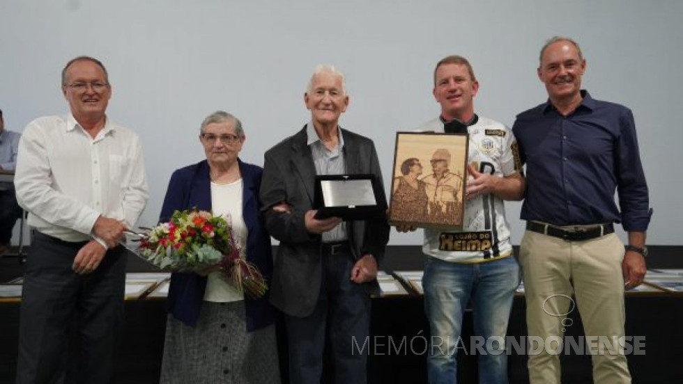 || Casal Iolanda e Walter Degger recebendo o troféu