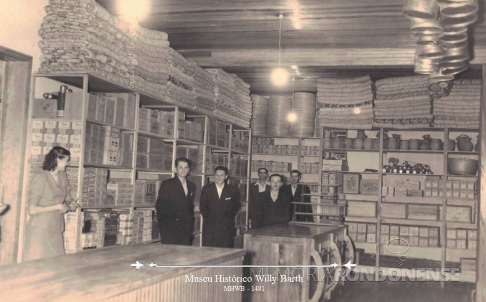 || Inauguração de novo prédio do Empório Toledo Ltda, em 18/06/1955. Funcionários do Empório na seção de tecidos e eletrodomésticos. 
Doador: Walter Bercht, em 12/11/1991.
O primeiro da esquerda para a direita é 