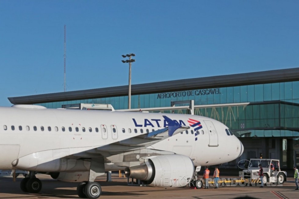 || Avião da Latam no aeroporto regional da cidade de Cascavel inaugurando a linha entre a cidade paranaense e o Aeroporto de Guarulhos, em julho de 2022.
Imagem: Acervo CGN - FOTO 25 - 