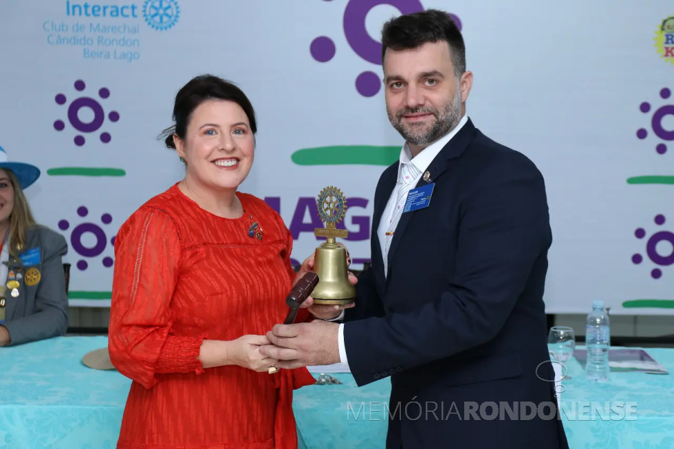 || Justina Metzner transmitindo a presidência do Rotary Club Guarani a Ronaldo Rossarrolla, em julho de 2022.
Imagem: Acervo O Presente Digital - Crédito Rafael Miguel Sturm - FOTO 21 -