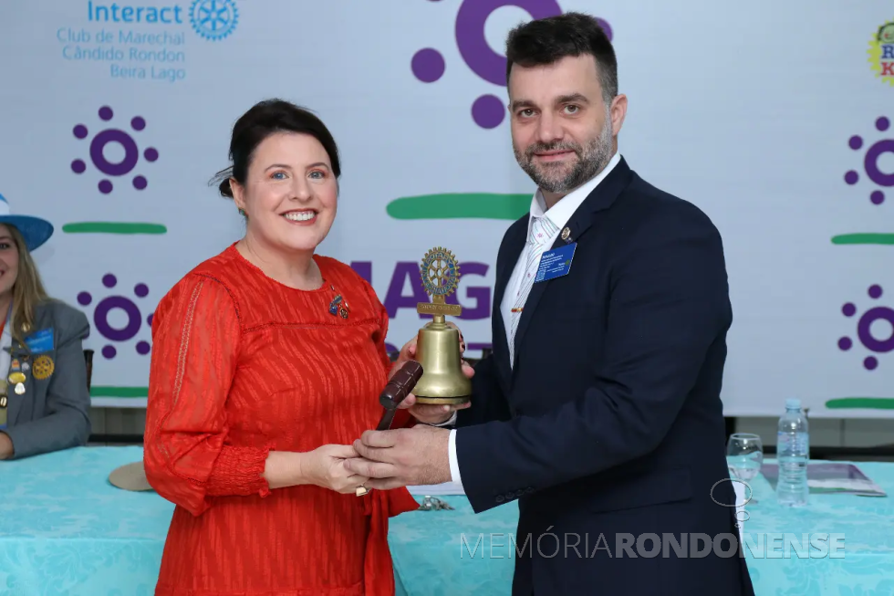 || Justina Metzner  transmitindo a presidência do Rotary Club Guarani a Ronaldo Rossarrolla, em julho de 2022.
Imagem: Acervo O Presente Digital - Crédito Rafael Miguel Sturm - FOTO 18 - 