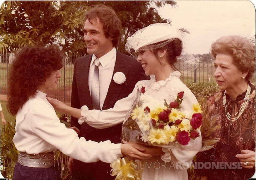 || Noivos Álvaro Dias e Deborah Fernandes Amaral de Almeida que casaram em julho de 1983, ao lado de sua mãe, cumprimentada pela jornalista Iracy Vieira.
Imagem: Acervo José Carlos Farina (Rolândia - PR) - FOTO 15 -