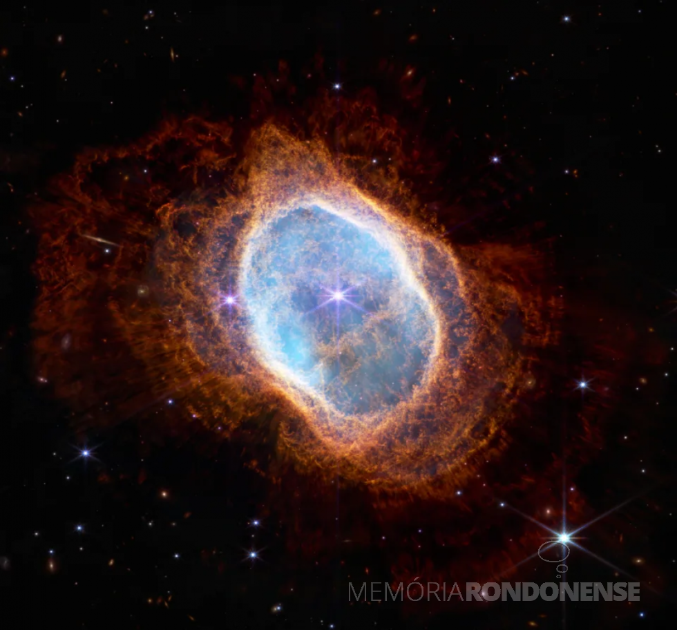 || Nebulosa de Anel do Sul: uma nebulosa planetária, uma nebulosa de nuvem de gás, que fica ao redor de uma estrela morta. Ela fica a uma distância de 2.000 anos-luz da Terra.
Imagem foi feita pelo telescópio James Webb.
Imagem: Acervo Nasa - FOTO 15 - 
